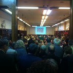 Folla da stadio alla conferenza inaugurale