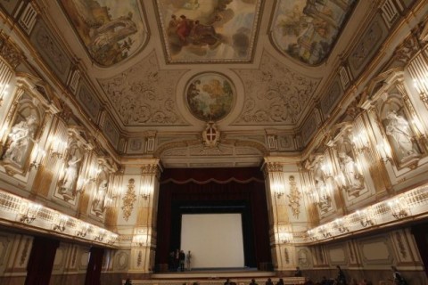 Il Teatrino di Corte di Palazzo Reale a Napoli Ossimori napoletani. Musei chiusi o congelati, biblioteche depredate: ma la gente fa la fila per i Martedì dell’Arte al Teatrino di Corte di Palazzo Reale