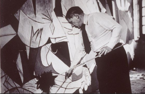 Picasso nel suo studio, ultimi ritocchi a Guernica