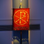 In hoc signo vinces... peccato però per i termosifoni dietro