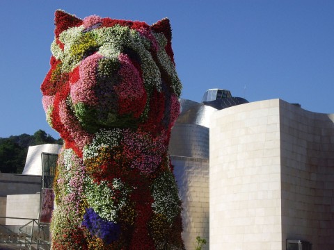 Jeff Koons Puppy 1992 1997 Passata ‘a nuttata, il Maxxi riparte con le grandi mostre. Dopo Le Corbusier e Kentridge, ecco Luigi Ghirri e Jeff Koons, che per Natale prepara una grande scultura all’aperto. Ritorna l’ottimismo nel museo romano?