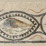 Mosaico policromo con elementi geometrici e pesce (2)