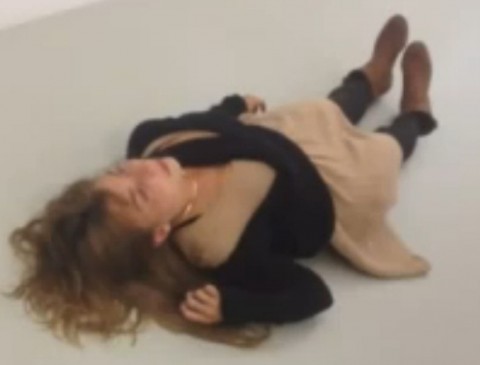 Tino Sehgal alla Kadist Foundation Parigi E a Parigi tutti intenti a scovare la performance a sorpresa di Tino Sehgal. Alla Kadist Foundation, sotto Montmartre, nella mostra curata da Rossella Biscotti. Qui un video
