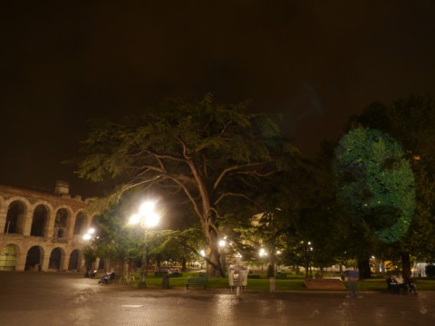 Tony Oursler Tree 2009 Verona Updates: dal tramonto all’alba, l’arte a Verona non dorme mai. Dall’aperitivo in musica con fino alle fantasmagoriche proiezioni di Tony Ousler