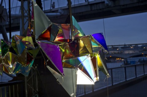 image0063 Un’installazione interattiva che illumina Hungerford Bridge a Southbank, Londra. Ecco come rimodulare lo spazio, affidandosi al gioco tra la luce e il gesto
