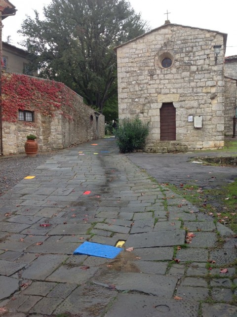 image0221 Pascale Marthine Tayou e il sentiero di pietre variopinte. Nuova installazione per il Castello di Ama. Arte e paesaggio in casa Pallanti, tre le colline di Siena