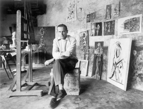 02 Graham Sutherland nel suo studio di Trottiscliffe circa 1953 Sutherland e le forme mutanti