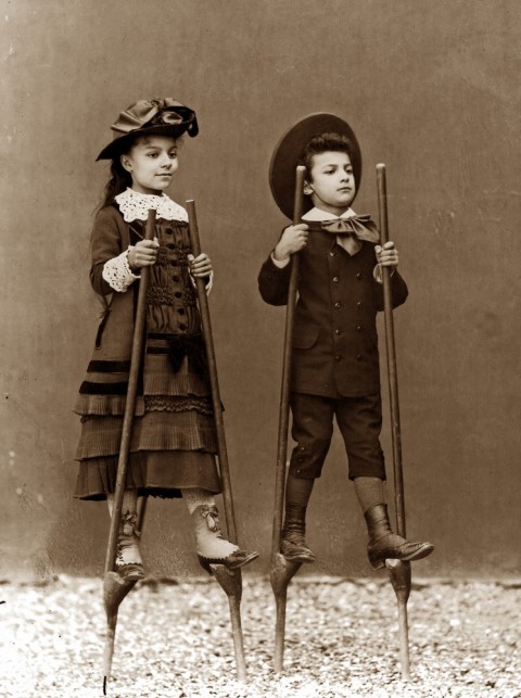 1. Bambini sui trampoli 1890 ca. Archivi Alinari archivio Alinari Firenze Nel castello delle fotografie incrociate
