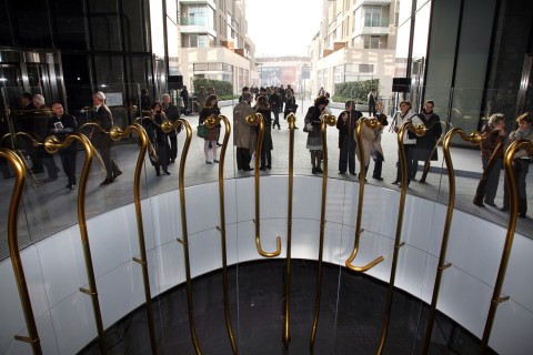 Alberto Garutti Egg Porta Nuova 1 Alberto Garutti non aveva una scultura pubblica a Milano. Adesso ce l'ha. Foto e video della nuova opera sotto il grattacielo più alto d'Italia, a Porta Nuova