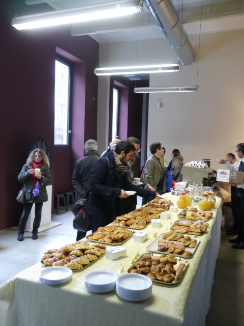 Colazione alla Barriera Torino Updates: arte a colazione. Cappuccio e brioches per il vernissage domenicale alla Barriera: foto e video dalla collettiva degli ultimi ospiti del programma di residenze internazionali Resò