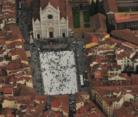 Croce Paladino Florens Updates: ma la gente comune partecipa agli eventi? A giudicare da questo video, sicuramente “partecipa” all’installazione di Paladino…