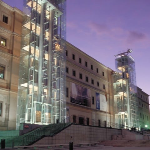 Il Museo Reina Sofía Orrore a Madrid: il Museo Reina Sofía diventa una fondazione e c'è la fila per investirci. Fortuna che in Italia tanti tengono duro: niente privati, così i capolavori imputridiscono illibati