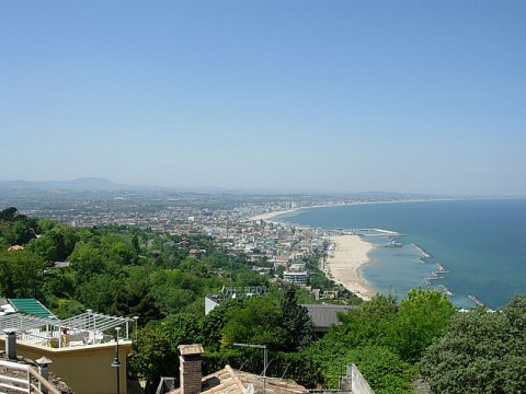 La Riviera Romagnola vista da Gabicce Mare foto Enrico Siboni Lo Strillone: un’isola artificiale al largo della Romagna, su Corriere della Sera il turismo alla maniera degli sceicchi. E poi il nuovo studio di Ontani, Leopardi e Toscanini all’asta, Warhol inediti...
