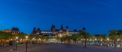 Rijskmuseum veduta dal Museumplein. John Lewis Marshall 2012 Dieci anni dopo: Amsterdam chiude il restauro del secolo e riapre un Rjiksmuseum al massimo del suo splendore. Ma per la città non si tratta dell’unica novità di un 2013 nel segno dell’arte...