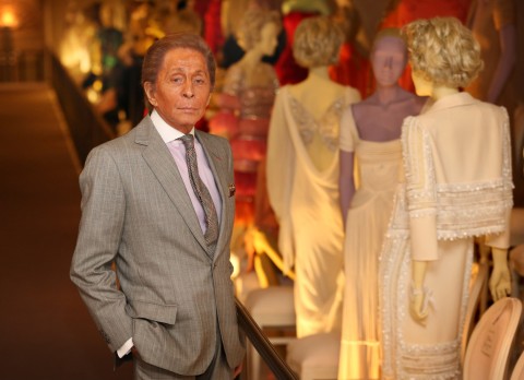 Valentino tra gli abiti della mostra a lui dedicata presso la Somerset House di Londra foto Peter Macdiarmid In anteprima tutte le foto di un Valentino maestro di stile alla Somerset House di Londra. Cinque anni dopo l'Ara Pacis di Roma, passerella britannica per lo stilista Garavani