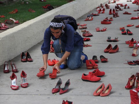 red shoes 3 Guardare il mondo “Con i tuoi occhi”. Quelli delle donne che hanno subito violenza. Una performance a Milano: centinaia di scarpe rosse contro femminicidi e abusi