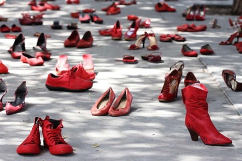 tumblr m7xf79Hxty1r4x7fao1 1280 Guardare il mondo “Con i tuoi occhi”. Quelli delle donne che hanno subito violenza. Una performance a Milano: centinaia di scarpe rosse contro femminicidi e abusi