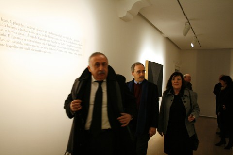 Alberto Burri Opera al nero Galleria dello Scudo Verona 33 Pubblico delle grandi occasioni per l’Opera al nero di Alberto Burri alla Galleria dello Scudo di Verona. Chiccera? Vedete, voi, nella ricca fotogallery di Artribune