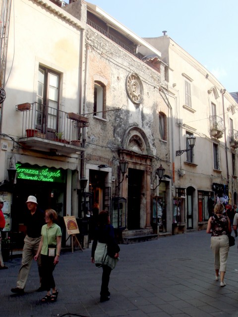 EX CHIESA DI SANTA MARIA DEL PILIERE Dentro un'ex chiesa di Taormina nasce NN Gallery. Con una collettiva di giovani italiani parte una nuova avventura siciliana, tra arte e mercato