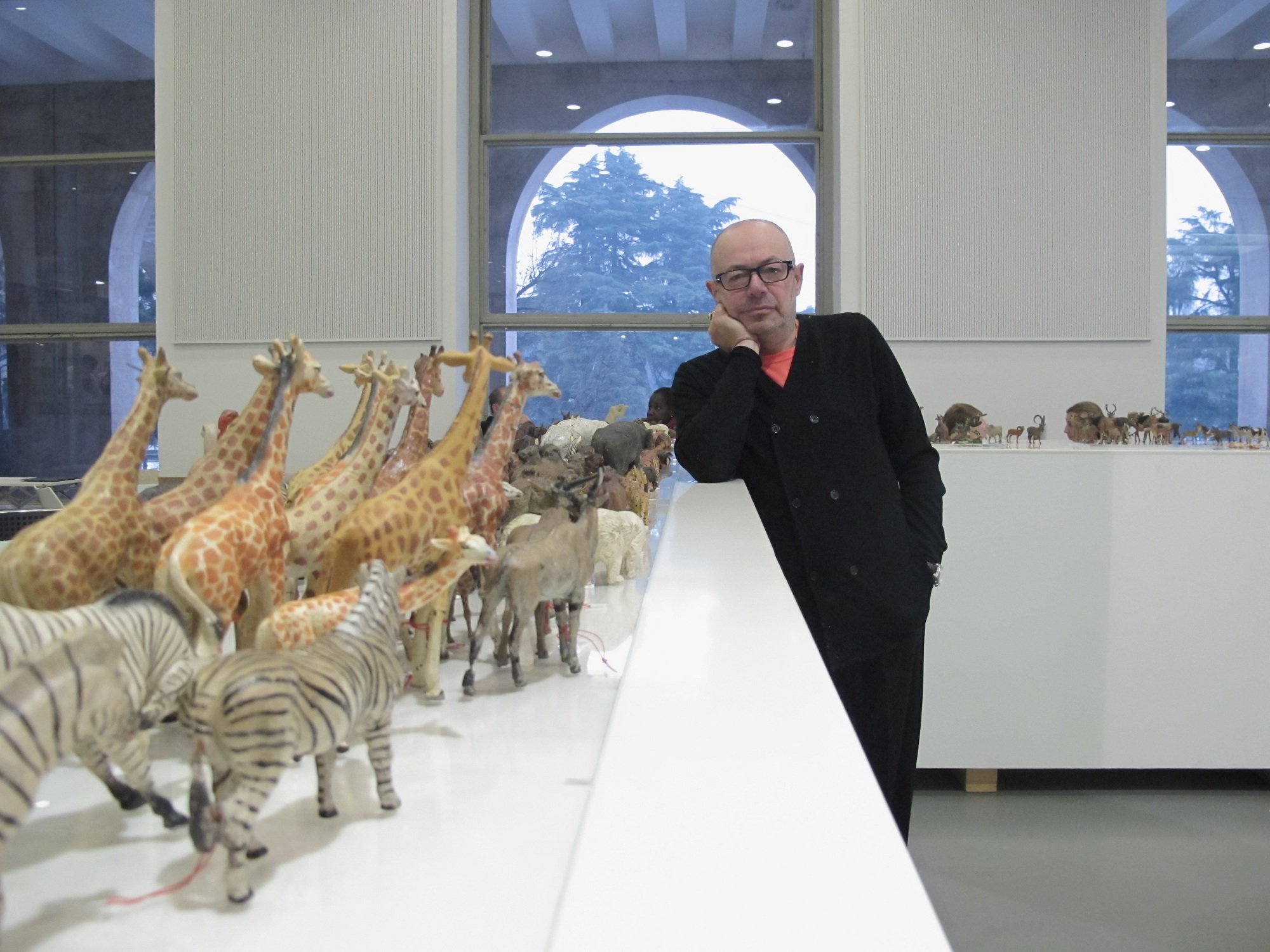 Italo Rota con la sua collezione di animali d'epoca