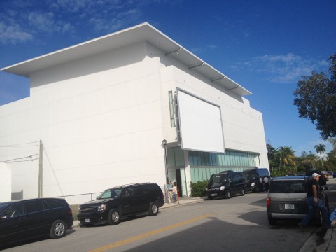 Lo spazio della collezione De La Cruz Miami Updates: poker di video da non perdere. I filmati dalle mostre di tutte e quattro le principali collezioni private della città. Ecco cosa hanno esposto Rubell, Cisneros, De La Cruz e Margulies