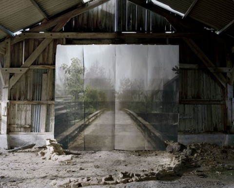 Noemie Goudal Les Amantes Promenade 2009 Lightjet courtesy of Project B Gallery Noemie Goudal: il paesaggio nel paesaggio