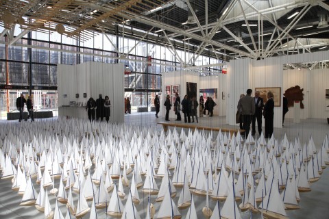artefiera 2011 jacob hashimoto.armada Verso Artefiera 2013. Fra le novità una sezione curata da Laura Cherubini e Lea Mattarella. E tante mostre nei musei bolognesi: in pista de Chirico, Marino Marini e Bas Jan Ader