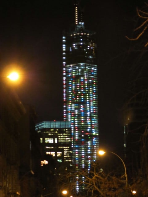 freedom tower I magnifici 9, accanto ad albero di Natale e presepe