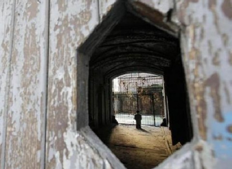 h Si infiamma il dibattito sull’Hitler piazzato da Maurizio Cattelan nel Ghetto di Varsavia. “Insulta la memoria degli ebrei”. “No, ha una forte valenza educativa”