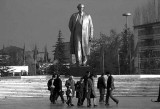 La statua di Enver Hoxha al centro di piazza Skanderberg a Tirana