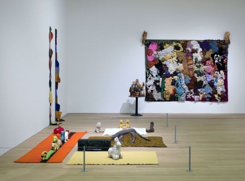 Mike Kelley - veduta della mostra presso lo Stedelijk Museum, Amsterdam 2012 - photo GJ. van Rooij