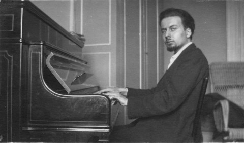 Giacinto Scelsi al pianoforte2 La musica di Giacinto Scelsi. A casa sua