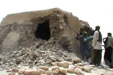 Integralisti distruggono un santuario a Timbuctu foto bellenews.com Fermate il disastro in Mali. In primis quello umano, ovvio: ma l’Unesco lancia l’appello alle forze in campo per bloccare le distruzioni integraliste a Timbuctu