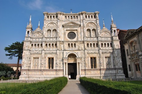 La Certosa di Pavia Museo mio, quanto mi costi! Per evitare che la crisi allontani la gente dall’arte ci si attrezza al meglio: saldi al Maxxi con la Melandri; a Barcellona, se sei disoccupato, entri gratis al MNAC