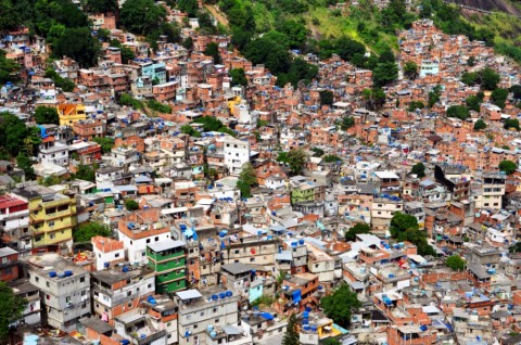 La favela di Rocinha a Rio de Janeiro Lo Strillone: su Il Fatto Quotidiano il Brasile cancella le favelas dai programmi di Mondiali e Olimpiadi. E poi la Lisbona di Arbasino, Tiepolo a Villa Manin, la pulitura degli affreschi della Cappella Sistina...