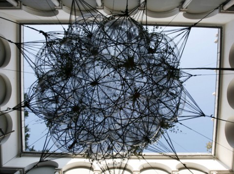 Thomas Saraceno Antico e contemporaneo. Arte Fiera invita Tomás Saraceno negli spazi affrescati di Palazzo Sassoli de’ Bianchi. Apertura straordinaria, per uno straordinario binomio storico e visivo