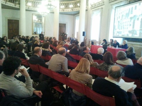 Un momento della conferenza veneziana Anthony Caro, Antoni Tàpies, Mirco Marchelli. Ma anche Agatha Ruiz de la Prada: ampio spettro per le mostre 2013 dei Musei Civici di Venezia, presentate dalla “dogaressa” Gabriella Belli