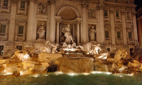fontana di trevi in notturna1 Torna a casa Fendi! La mitica maison restaura con 2,5 milioni la Fontana di Trevi. Anche stavolta un accordo pubblico-privato in assenza di bando. Un nuovo caso Della Valle?