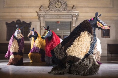 nickcave grandcentral Cavalli danzanti a Grand Central. La stazione centrale di New York invasa dalle sculture indossabili di Nick Cave