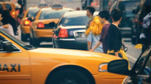 ryan 1 Arte pubblica a New York. Ma solo per tassisti e passeggeri. Il nuovo progetto di Ryan McGinley ha la musica dei Sigur Ròs e le immagini della città: videopoesia a bordo