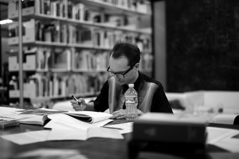 Evgeny Antufiev mentre lavora al suo libro - photo Giulia Di Lenarda
