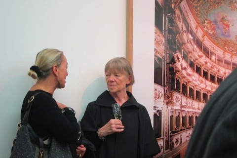 Candida Höfer accanto a una sua opera nella mostra A Return to Italy, Ben Brown Fine Arts, Londra
