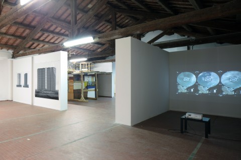 Future, Landscape II Fase, Forte Marghera, Venezia 2012. A destra Videoproiezione di Pavel Mrkus, 2011. A sinistra foto su polietilene di Dritan Hyska, 2012. Nel centro installazione site specific di Roberto De Pol