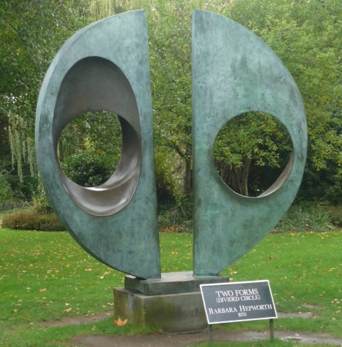 La scultura di Barbara Hepworth a Dulwich Park, prima del furto