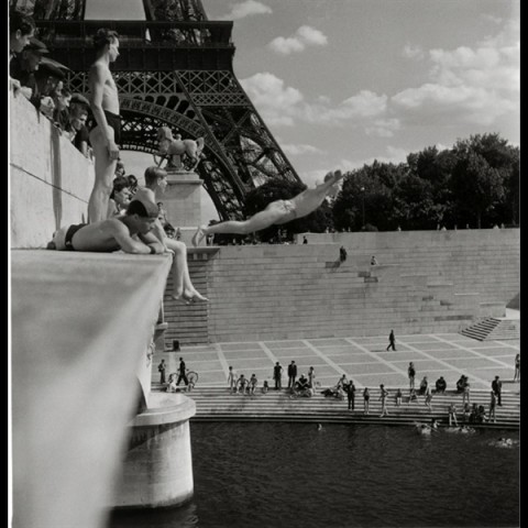 Robert Doisneau, Le plongeur du Pont d'Iena, Paris, 1945 copyright © Atelier Robert Doisneau