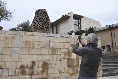 Pinuccio Sciola fotografa la scultura dedicata a Lilliu