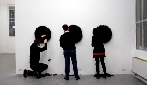 Stéphane Blumer - Epi(deixis) - immagine della performance Ellipsis (Shave#4) presso BY gallery, Milano 2013