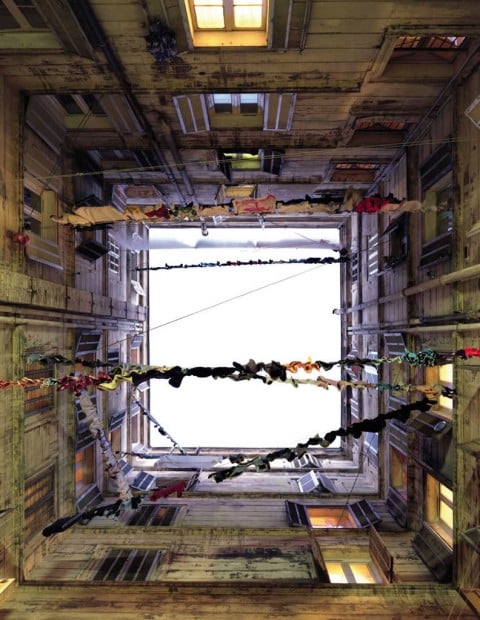 Marie Bovo, Cour intérieure, 2009, stampa ilfochrome montata su alluminio, 152 x 120 cm - dettaglio © Marie Bovo, Courtesy the artist and kamel mennour, Paris