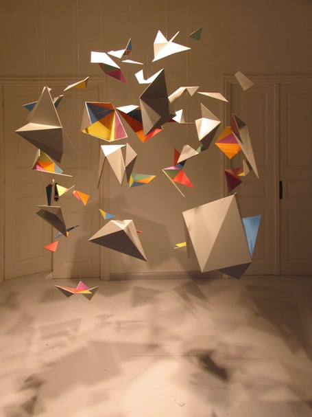 Nikos Arvanitis, Bang, installation, legno, pittura, dimensioni variabili, 2011