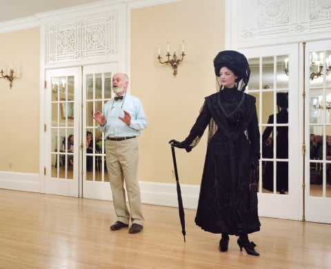 Jeff Wall, Vancouver, 7 Dec. 2009. Ivan Sayers, costume historian, lectures at the University Women's Club. Virginia, Newton-Moss wears a British ensemble c. 1910, from, Sayers' collection. 2009, fotografia a colori, 224.3 x 182.5 cm, Courtesy dell’artista e della Galleria Lorcan O’Neill Roma